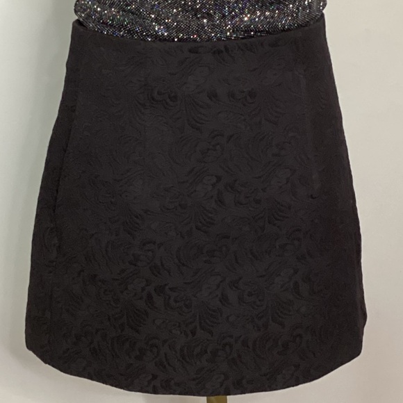 Forever 21 Dresses & Skirts - Forever 21 black Brocade Mini Skirt w Gold Zipper Size 29
